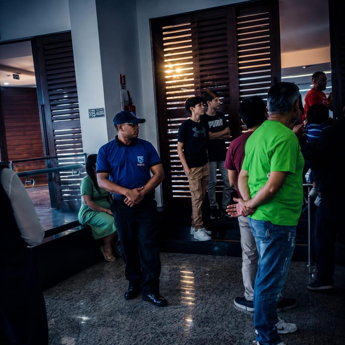 Agente do Grupo LS controlando acesso em saguão